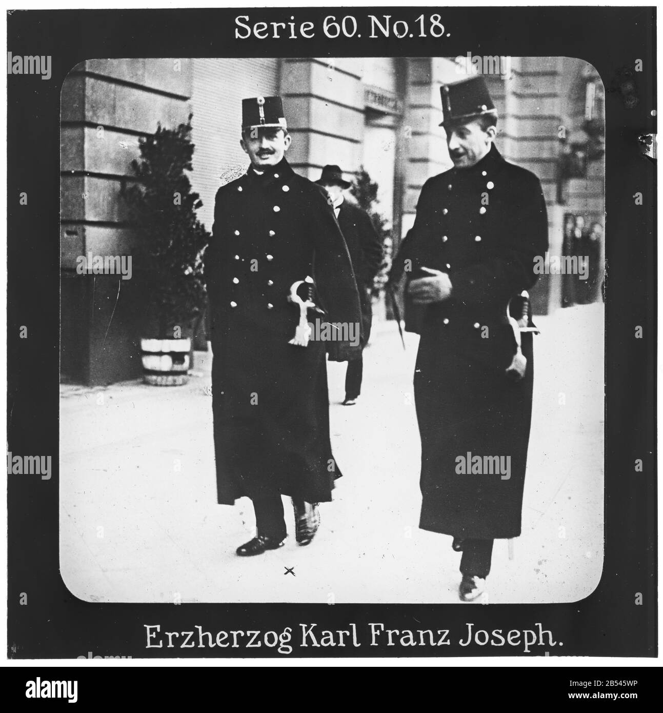 Projektion für alle - der Weltkrieg: Siegerleiche Führer Serie 60. Nr. 18. Erzzog Karl Franz Joseph. Karl I. (188-1922) war von 1610 bis zum ersten Bericht auf dem Thron 1918 letzter Kaiser von Österreich. - die Firma "Projektion für alle" wurde 1905 von Max Skladanowsky (1861-1939) gegründet. Sie produzierte bis zum Jahre 1928 fast 100 Serien zu je 24 Glasdias im Format 8,3 x 8,3 cm im Sog. Bromsilber-Gelatin-Trockenplatten Verfahren. Die ersten Städte vor allem in den Bundesländern, Länder aber auch Märchen und Sagen, das alte Testament und der Erste Weltkrieg. Stockfoto