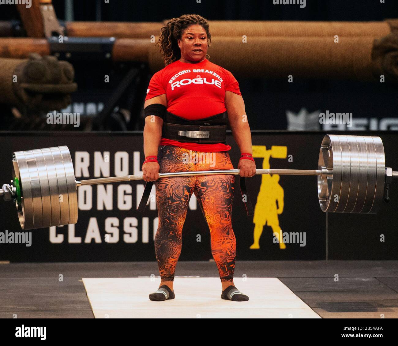 Columbus, Ohio, USA. März 2020. Andrea Thompson (GBR) hebt 621 kg im Elephant Bar Deadlift und stellt beim Arnold Sports Festival in Columbus, Ohio, USA, einen neuen Weltrekord auf. Columbus, Ohio, USA. Kredit: Brent Clark/Alamy Live Nachrichten Stockfoto