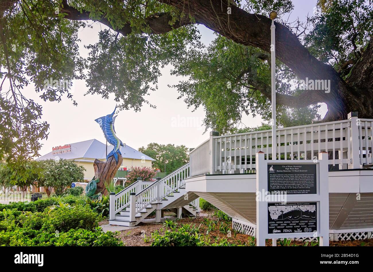 Ein Flagpole mit hohen Wasserspuren des Hurrikans steht neben einer Flugplattform im Biloxi Town Green am 26. August 2015 in Biloxi, Mississippi. Stockfoto