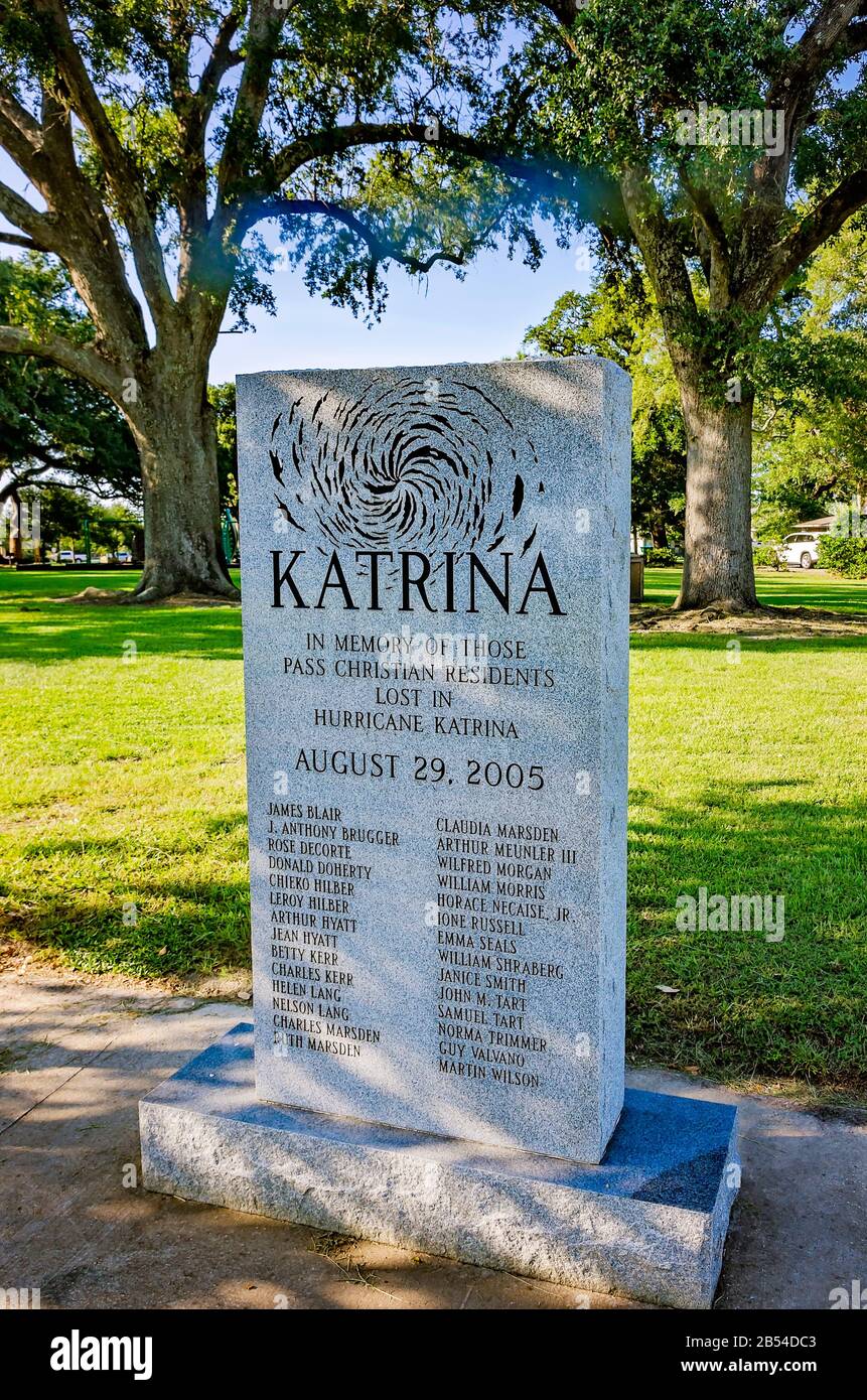 Ein Denkmal für die Opfer des Hurrikans Katrina steht im war Memorial Park, 26. August 2015, in Pass Christian, Mississippi. Das Denkmal ehrt 28 Personen i. Stockfoto