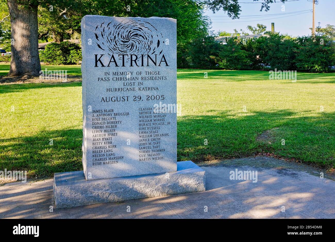 Ein Denkmal für die Opfer des Hurrikans Katrina steht im war Memorial Park, 26. August 2015, in Pass Christian, Mississippi. Das Denkmal ehrt 28 Personen i. Stockfoto