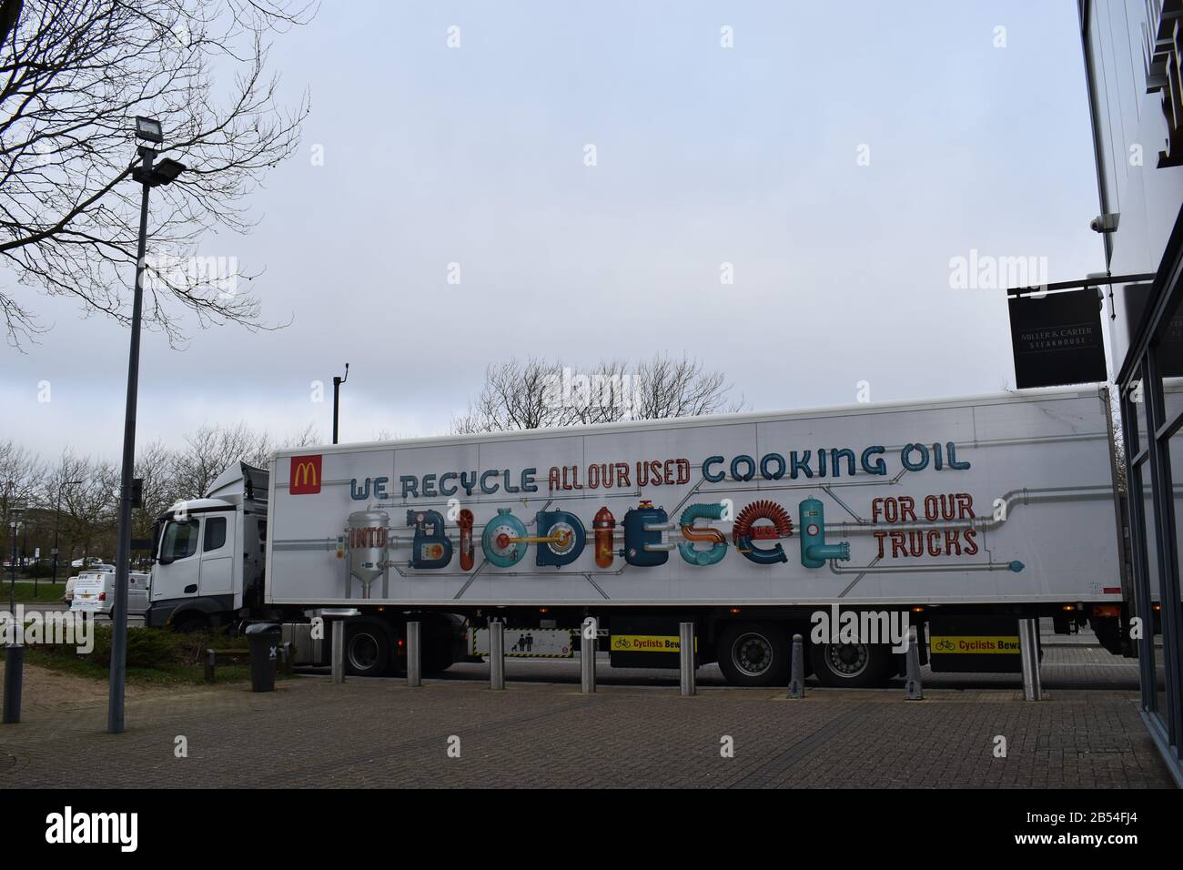Ein LKW, der gebrautes Speiseöl sammelt, um es in Biodiesel umzuwandeln. Stockfoto