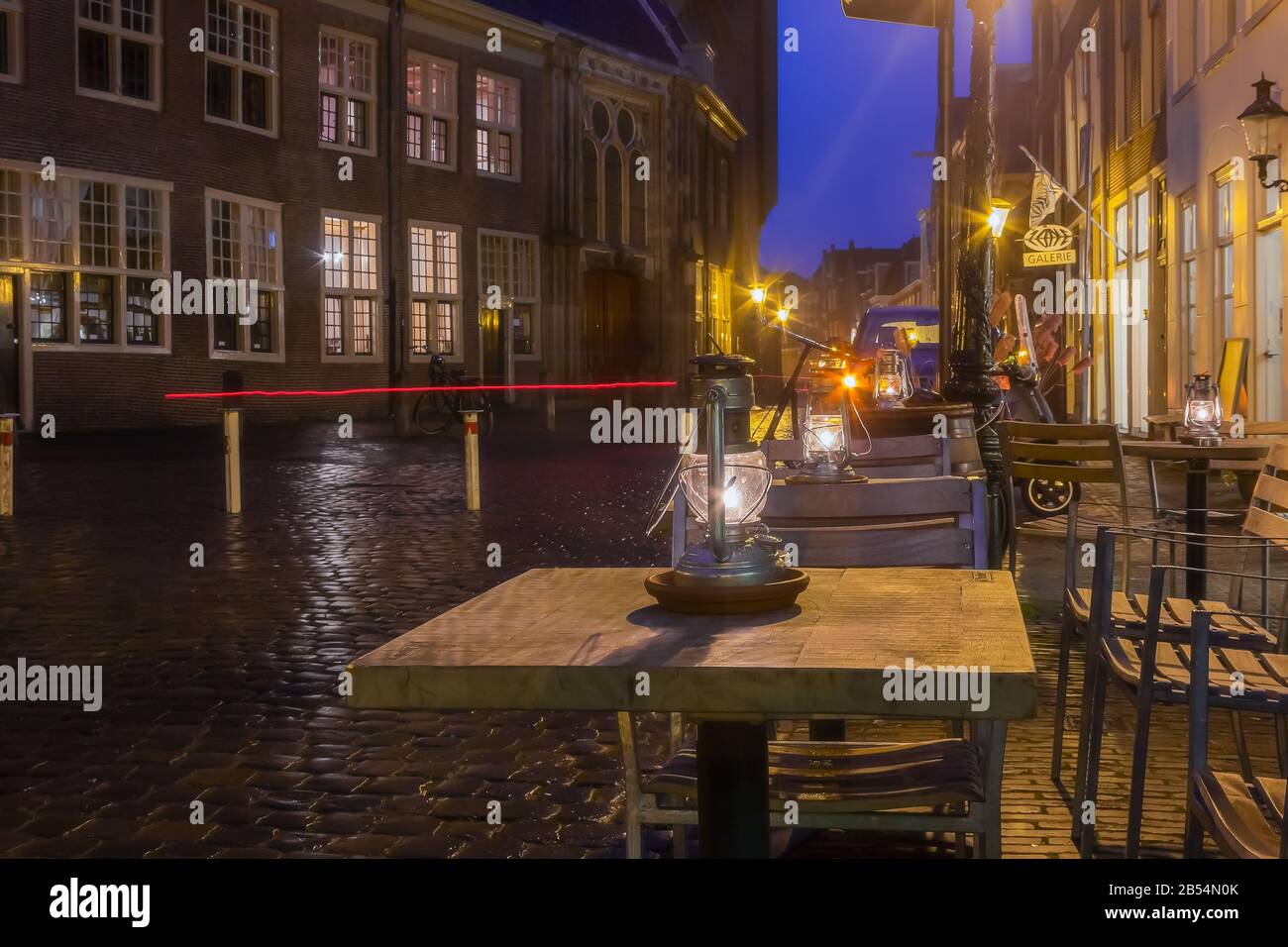 Leiden, Holland, Niederlande, 16. Januar 2020. Der Nachtblick auf die rundherum geparkten Fahrräder, Brücken, Straßen, Kanäle, Cafés, Kahn in der Altstadt, Boot Stockfoto