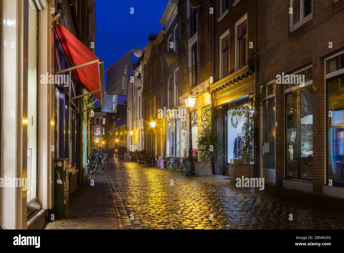 Leiden, Holland, Niederlande, 16. Januar 2020. Der Nachtblick auf die rundherum geparkten Fahrräder, Brücken, Straßen, Kanäle, Cafés, Kahn in der Altstadt, Boot Stockfoto