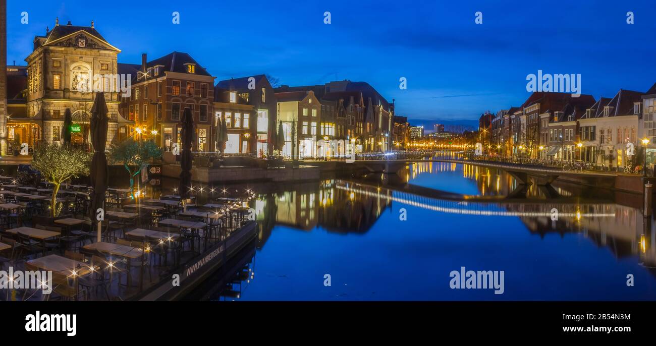 Leiden, Holland, Niederlande, 16. Januar 2020. Der Nachtblick auf die rundherum geparkten Fahrräder, Brücken, Straßen, Kanäle, Cafés, Kahn in der Altstadt, Boot Stockfoto