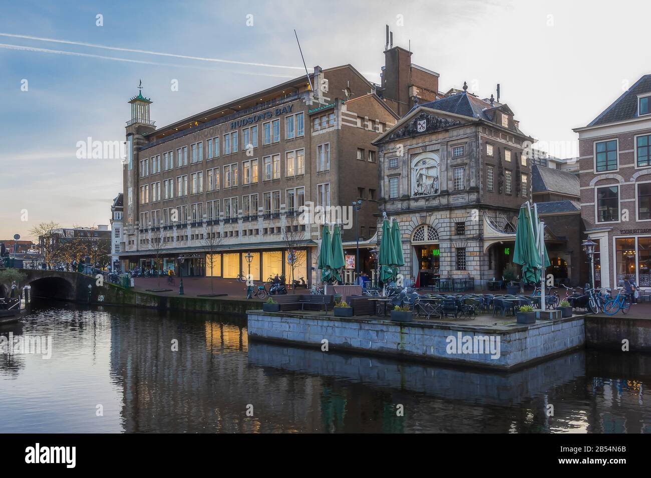 Leiden, Holland, Niederlande, 16. Januar 2020. Der Nachtblick auf die rundherum geparkten Fahrräder, Brücken, Straßen, Kanäle, Cafés, Kahn in der Altstadt, Boot Stockfoto