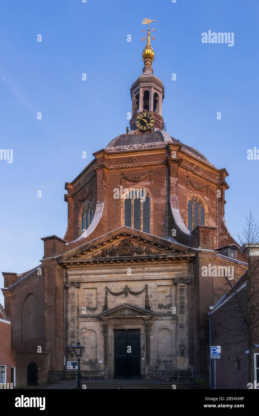Blick auf die Marekerk-Kirche, ihre Kuppel und das goldene Symbol der Leidener Stadt, Der Niederlande und der Niederlande Stockfoto