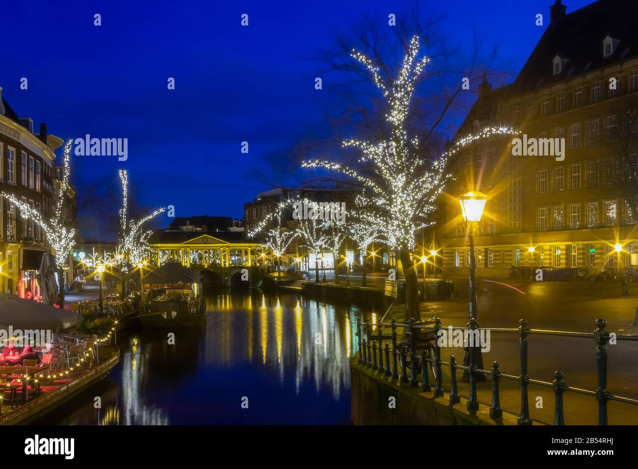 Leiden, Holland, Niederlande, 16. Januar 2020. Der Nachtblick auf die rundherum geparkten Fahrräder, Brücken, Straßen, Kanäle, Cafés, Kahn in der Altstadt, Boot Stockfoto
