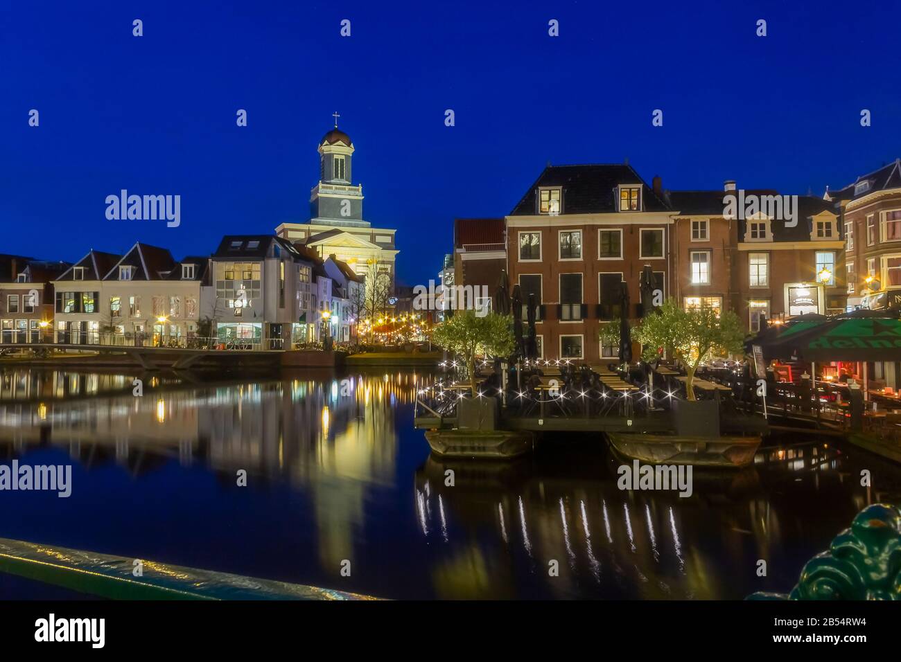 Leiden, Holland, Niederlande, 16. Januar 2020. Der Nachtblick auf die rundherum geparkten Fahrräder, Brücken, Straßen, Kanäle, Cafés, Kahn in der Altstadt, Boot Stockfoto
