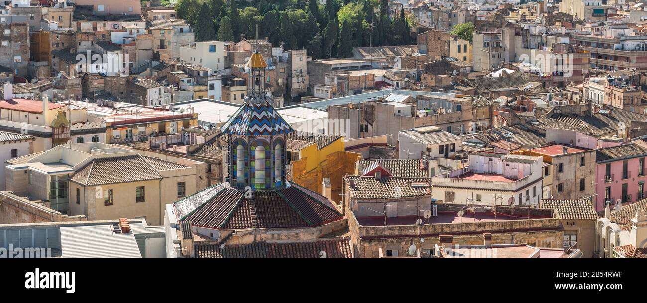 Kacheldach eines Kirchengebäudes, Tortosa, Katalonien, Tarragona, Spanien Stockfoto