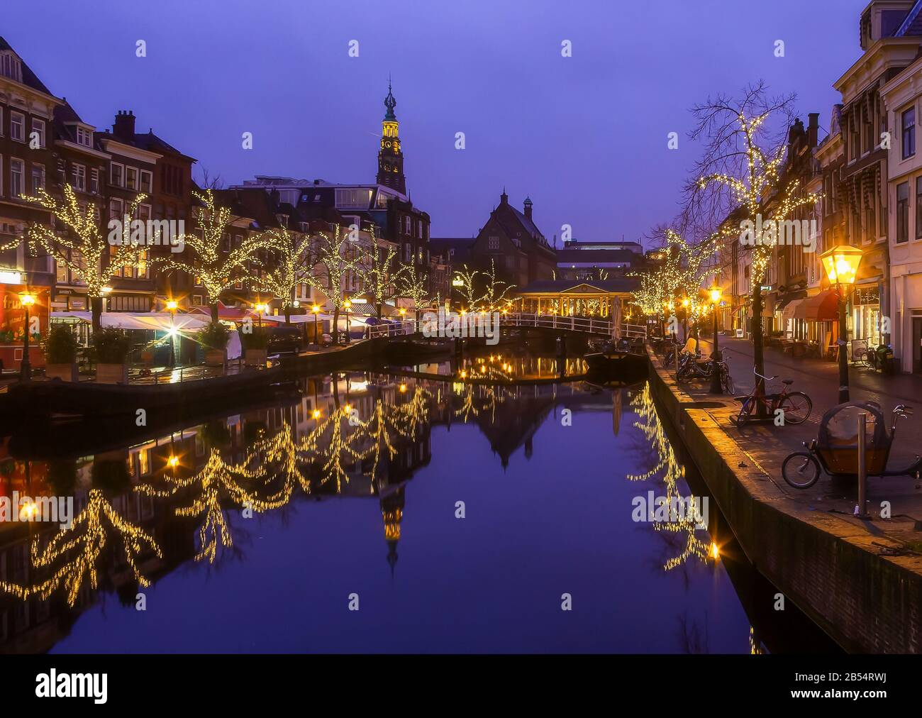 Leiden, Holland, Niederlande, 16. Januar 2020. Der Nachtblick auf die rundherum geparkten Fahrräder, Brücken, Straßen, Kanäle, Cafés, Kahn in der Altstadt, Boot Stockfoto