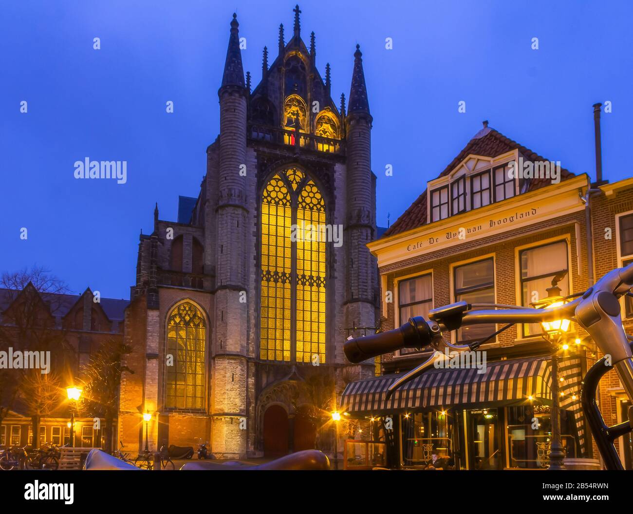 Leiden, Holland, Niederlande, 16. Januar 2020. Die Nacht Blick auf Hooglandse Kerk Stockfoto