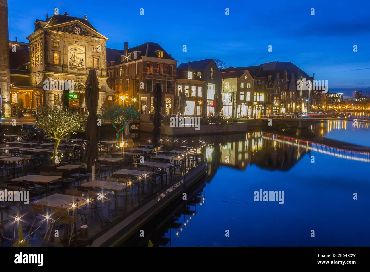 Leiden, Holland, Niederlande, 16. Januar 2020. Der Nachtblick auf die rundherum geparkten Fahrräder, Brücken, Straßen, Kanäle, Cafés, Kahn in der Altstadt, Boot Stockfoto