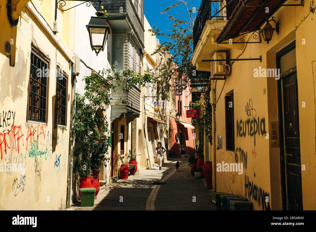 Traditionelles Küstendorf von Panormo, Straße in Rethimno, Crete, Griechenland - Sep, 2019 Stockfoto