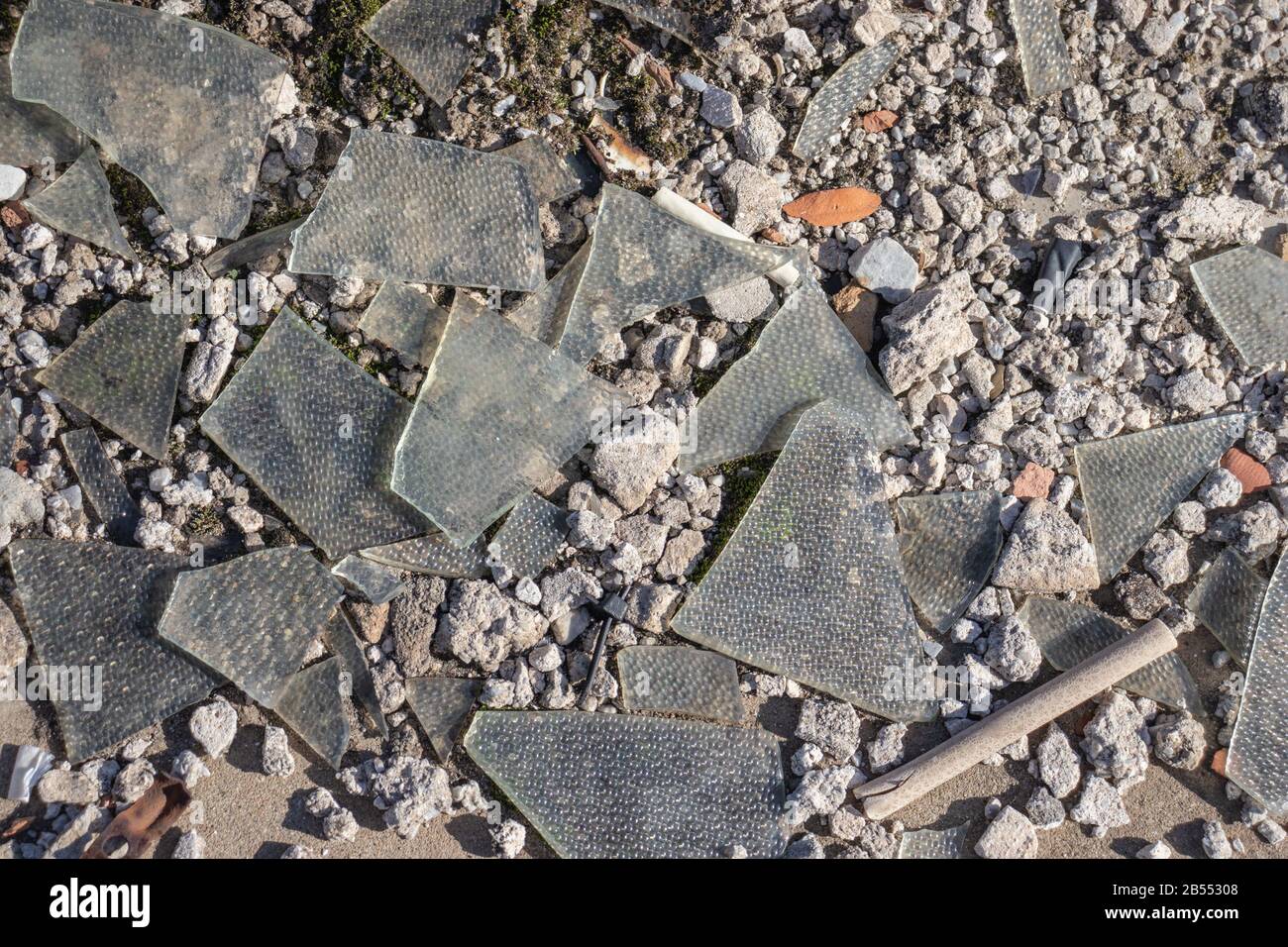 Zerbrochener Kieselstein- und Glasmüll, Steine und Kieselstein Stockfoto
