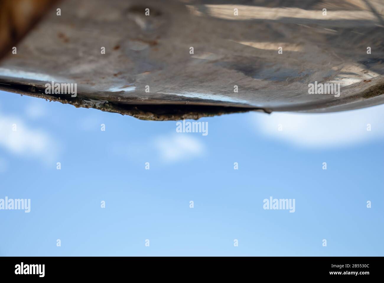 Metall rostig alt beschädigt und kaputter Wassertank eines Solarpanels Stockfoto
