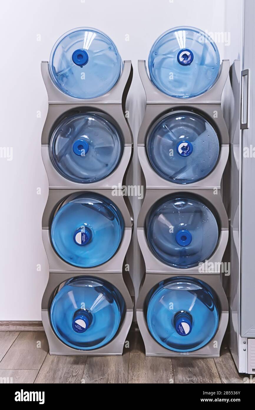 Spezielles Regal zur Aufbewahrung von Kunststoffgallonen Wasser für den  Spender im Büro oder zu Hause. Blauer Wassergallon auf elektrischem  Wasserkühler Stockfotografie - Alamy