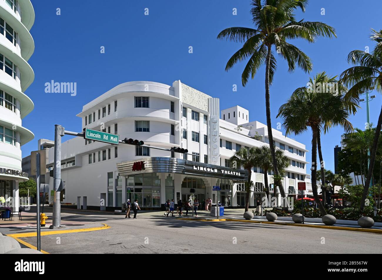 Miami Beach, Florida - 29. Februar 2020 - Art Deco Lincoln Theatre in der Lincoln Road Mall am Morgen Licht auf klaren wolkenlosen Tag. Stockfoto