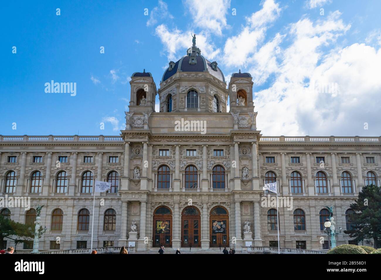 Wien, Österreich - März 2020: Kunsthistorische Museumsarchitektur (Kunsthistorisches Museum) am Marie-Theresien-Platz in Wien, Österreich. Stockfoto