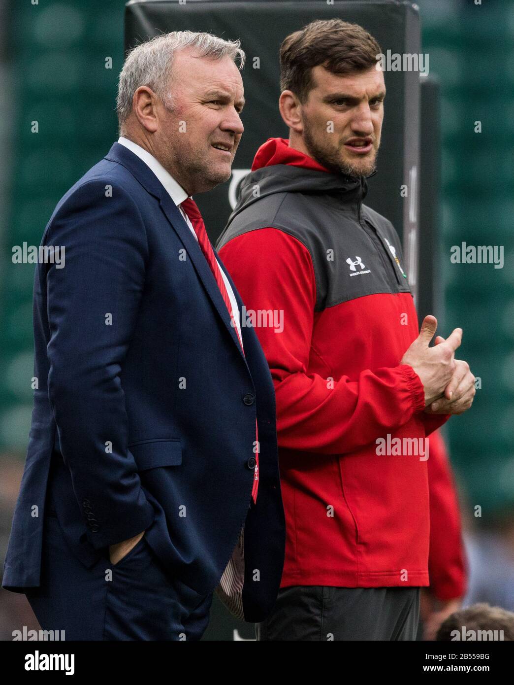 London, Großbritannien. März 2020, Rugby Union Guinness Six Nations Championship, England V Wales, Twickenham, 2020, 07/03/2020 Wayne Pivac Head Coach of Wales spricht mit Sam Warburton Credit:Paul Harding/Alamy Live News Stockfoto