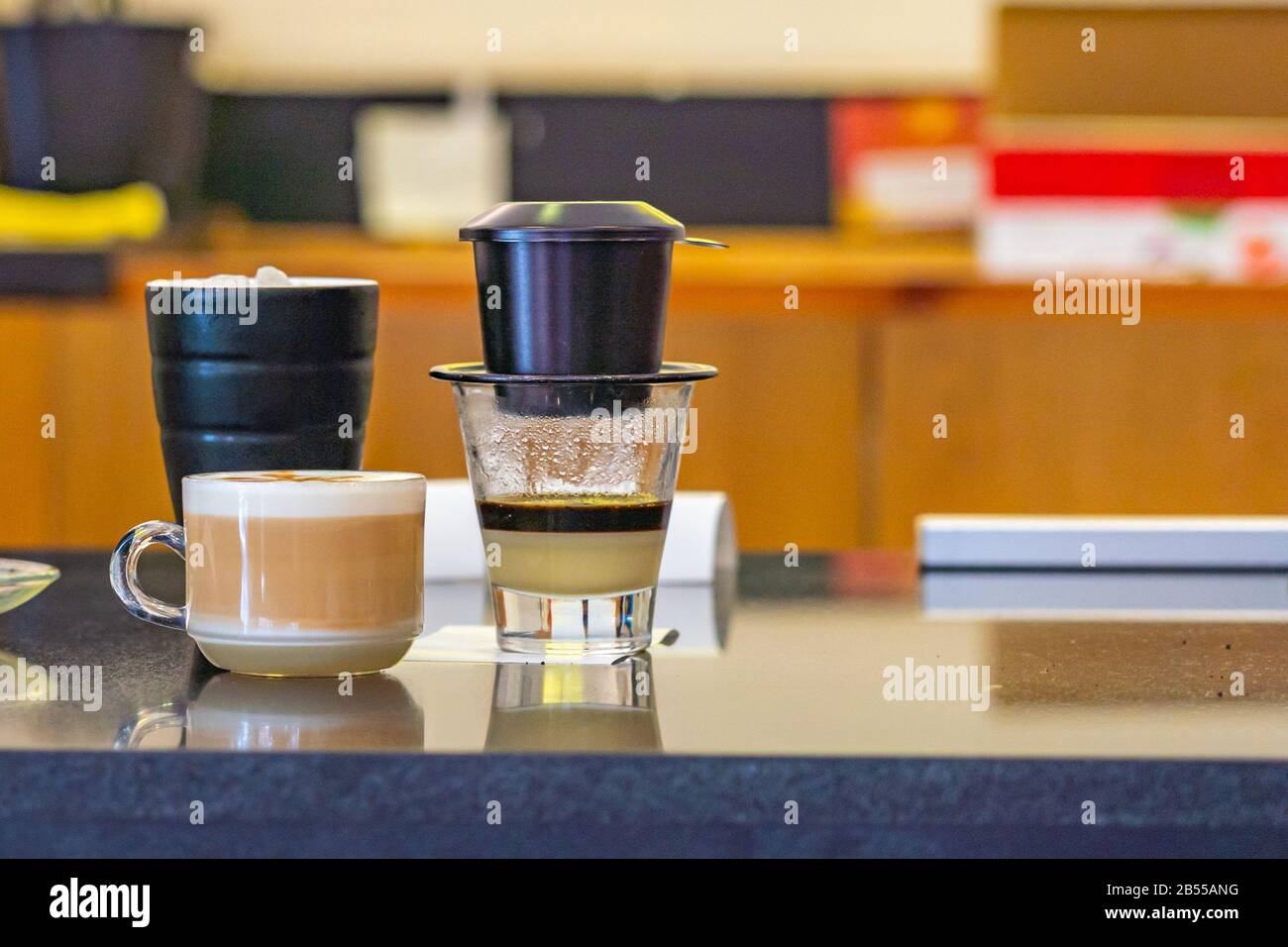 Vietnamesischer tropfender Kaffee serviert mit Kondensmilch - ca. Stockfoto