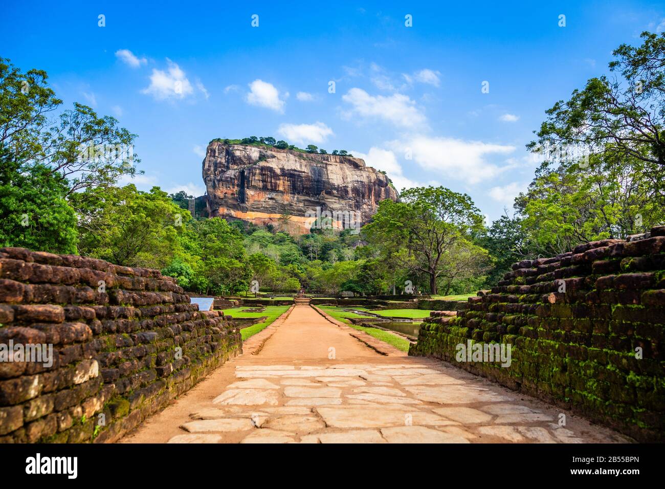 Sigiriya oder Löwenfelsen - alte Felsfestung mit Ziegelmauer im Vordergrund, Dambulla, Central Province, Sri Lanka Stockfoto