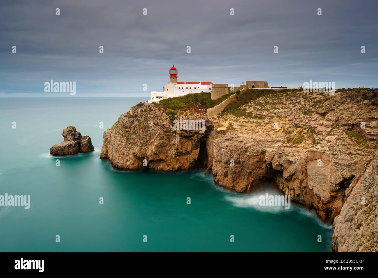 Landschaft der Leuchtturm und Klippen am Kap St. Vincent bei Sonnenuntergang. Algarve erstaunliche Seascape. Continental Europas südwestlichste Punkt, Sagres Stockfoto