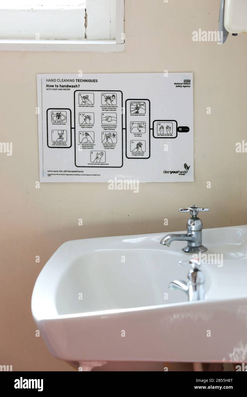 Ein Handwaschführer auf einer öffentlichen toilette im Brighton General Hospital, East Sussex, Großbritannien. Stockfoto