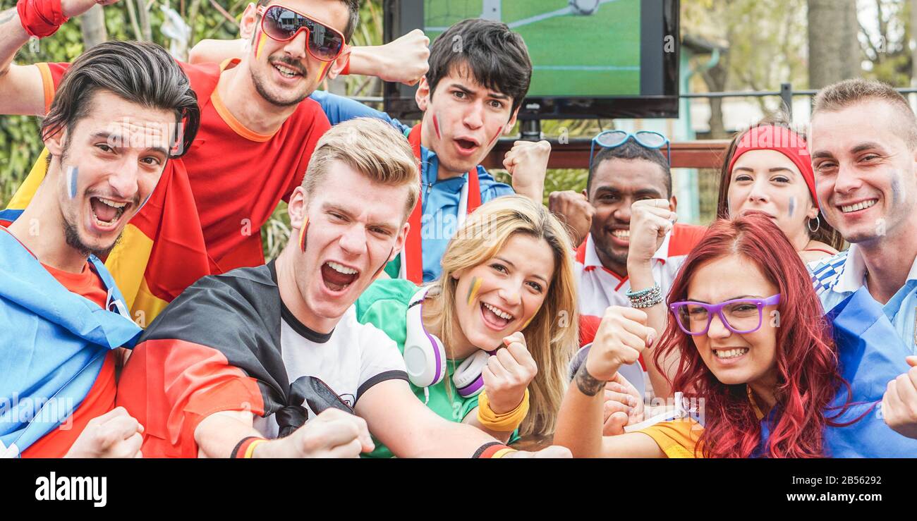 Fröhliche Sportfans haben Spaß beim Fußball-Weltspiel - Junge Anhänger im  Pub beim Fußballspielen im Freien - Freundschafts- und Jugendkonzept - Main  f Stockfotografie - Alamy