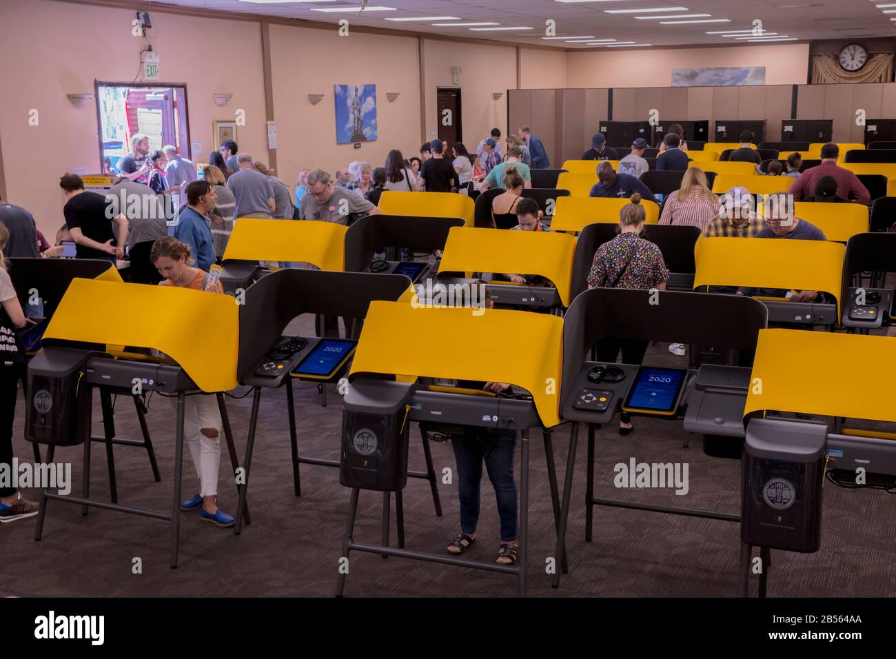 3. März 2020, LOS ANGELES, KALIFORNIEN, USA - multikulturelle Bürger stimmen über Super Tuesday Presidential Primary im Iman Cultural Center, LA, CA ab. Stockfoto