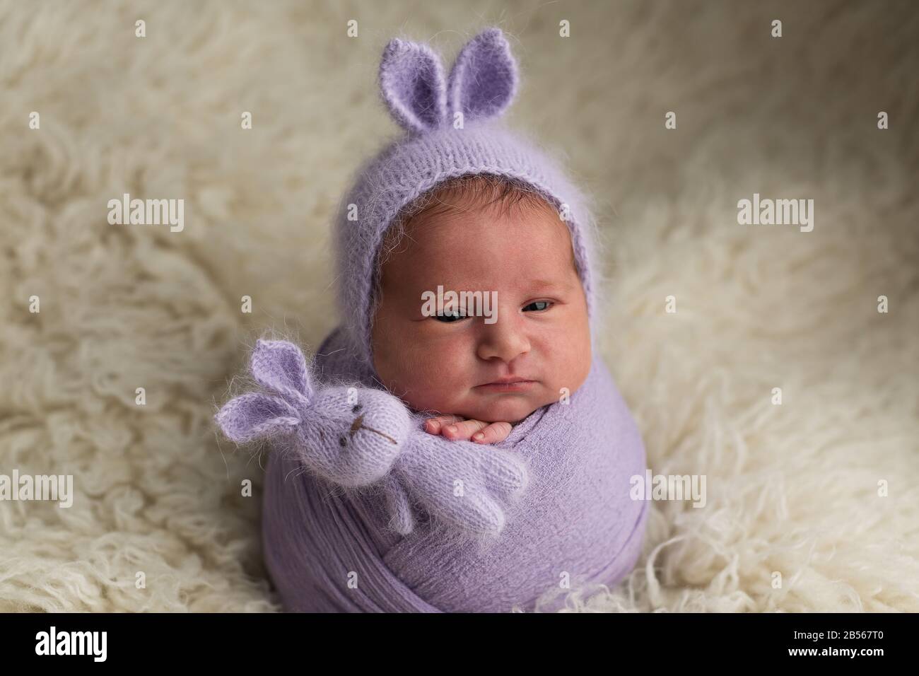 Neugeborenes Mädchen. Fotosession eines Neugeborenen. Neugeborenes Baby in einem Bunny-Hut Stockfoto