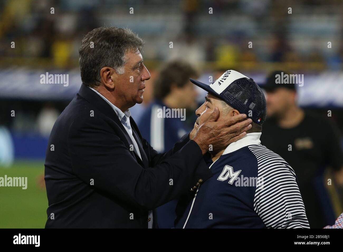 Buenos Aires, Argentinien - 07. März 2020: Miguel Brindisi hält Diego Armando Maradona in der Bombonera in Buenos Aires, Argentinien Stockfoto
