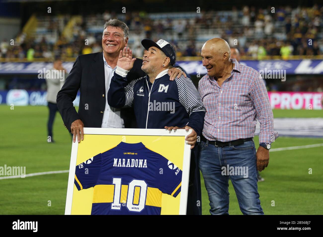 Buenos Aires, Argentinien - 07. März 2020: Miguel Brindisi und Diego Maradona poing für das Foto in der Bombonera in Buenos Aires, Argentinien Stockfoto
