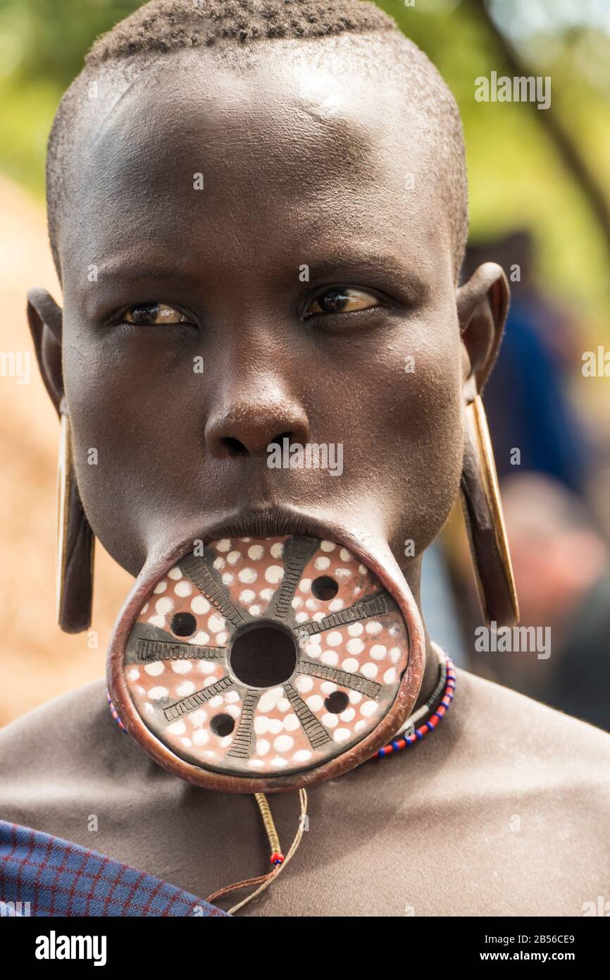 Ein Kopfschuss einer Traditionellen äthiopischen Frau aus Mursi Tribe (Ethnische Gruppe) mit einer Lippenplatte Aus Clay im Omo-Tal im Süden Äthiopiens. Stockfoto