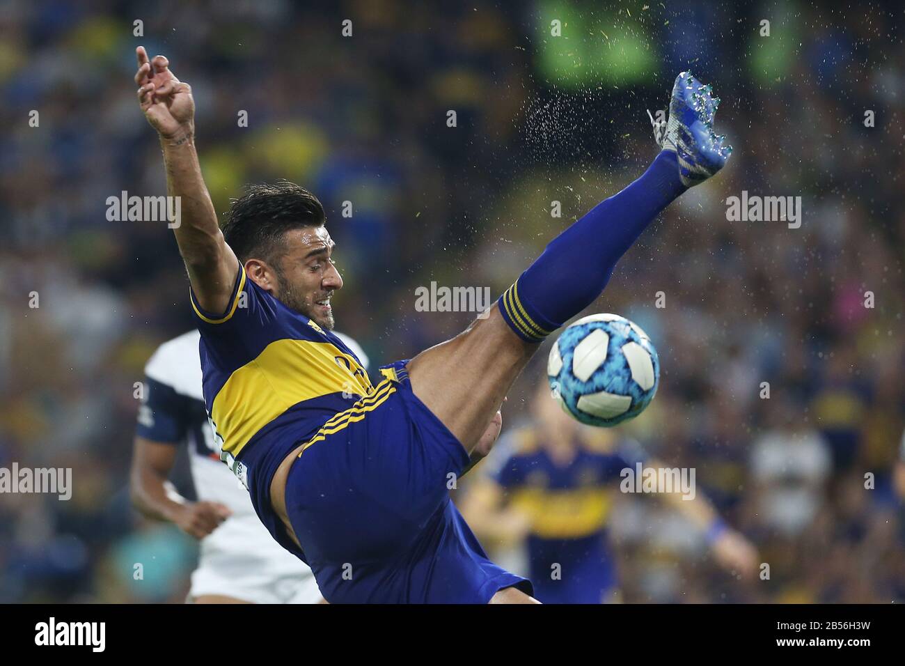 Buenos Aires, Argentinien - 07. März 2020: Eduardo Salvio springt für den Ball in der Bombonera in Buenos Aires, Argentinien Stockfoto