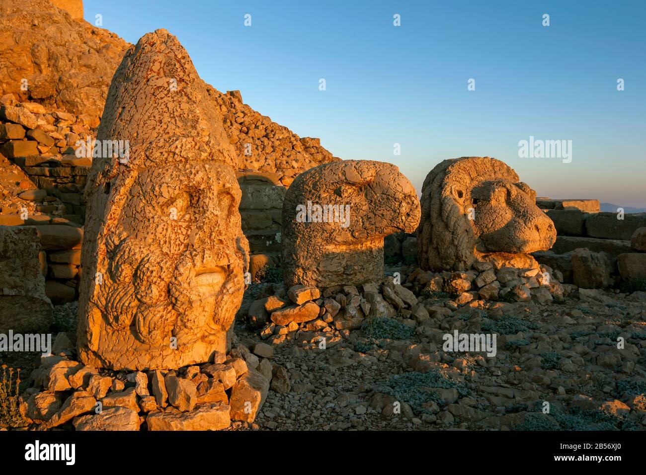 Die aus Stein gehauenen Statuen des Herkules, ein Adler und ein Löwe auf der östlichen Plattform am Mount Nemrut in der östlichen Türkei bei Sonnenaufgang. Stockfoto