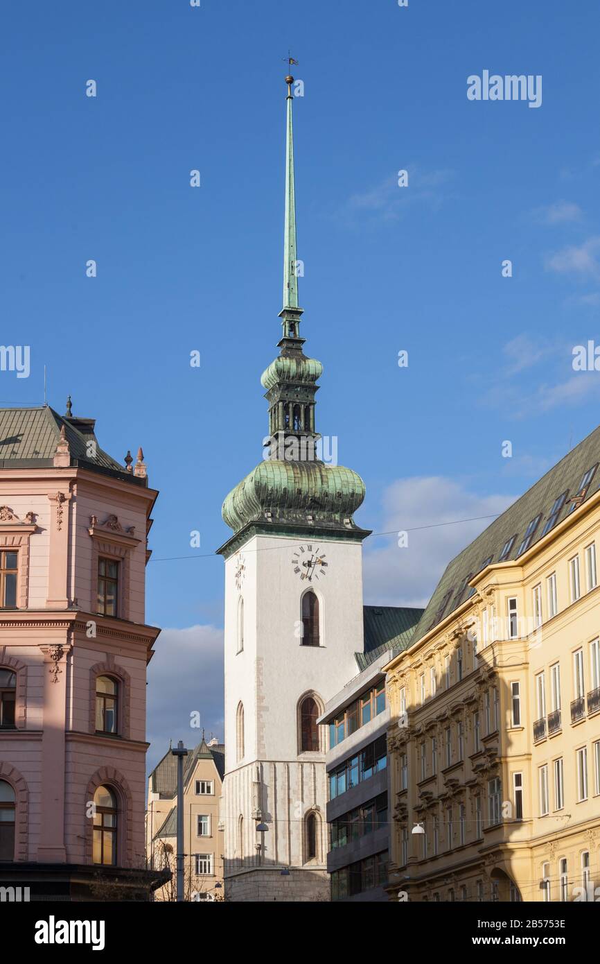 St James Church, auch genannt Kostel Svateho Jakuba, im historischen Zentrum von Brno, Tschechien, im Herbst. Die Kirche os Saint James ist eine majo Stockfoto