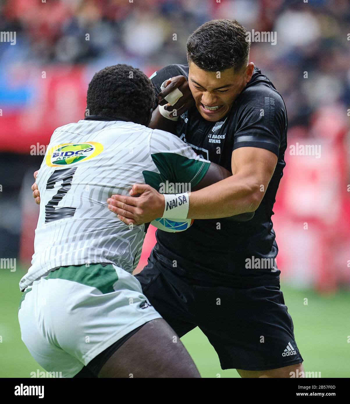 Vancouver, Kanada. März 2020. Tone Ng Shiu #3 aus Neuseeland von Oscar Ouma #2 aus Kenia im Spiel #6 an Tag 1 - 2020 HSBC World Rugby Sevens Series am BC Place in Vancouver, Kanada in Angriff genommen. Kredit: Joe Ng/Alamy Live News Stockfoto