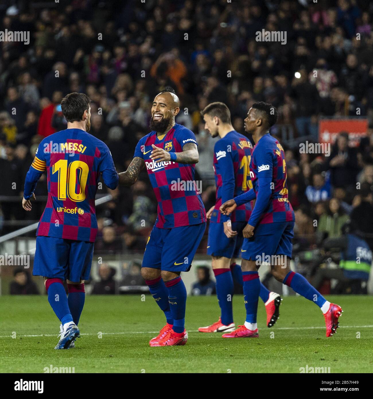 Barcelona, Spanien. März 2020. Lionel Messi (1. L) des FC Barcelona feiert mit Arturo Vidal (2. L) während eines Fußballspiels der spanischen Liga zwischen dem FC Barcelona und Real Lieddad in Barcelona, Spanien, 7. März 2020. Credit: Joan Gosa/Xinhua/Alamy Live News Stockfoto