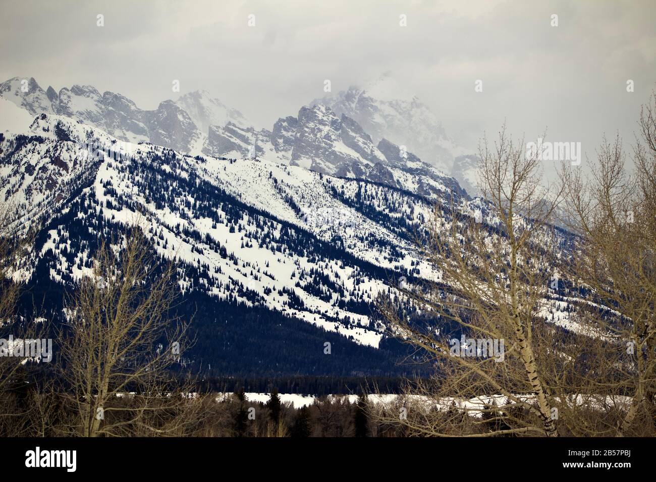 Mächtige Berge unter stürmischem Himmel. Stockfoto