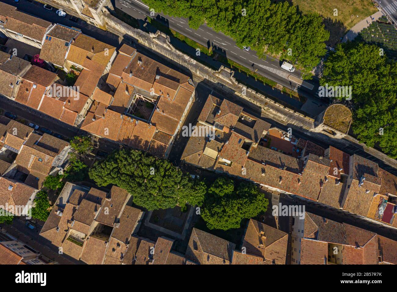 Direkt über dem Blick auf das Stadtbild von Avignon mit rötlichen Dachhäusern Stockfoto