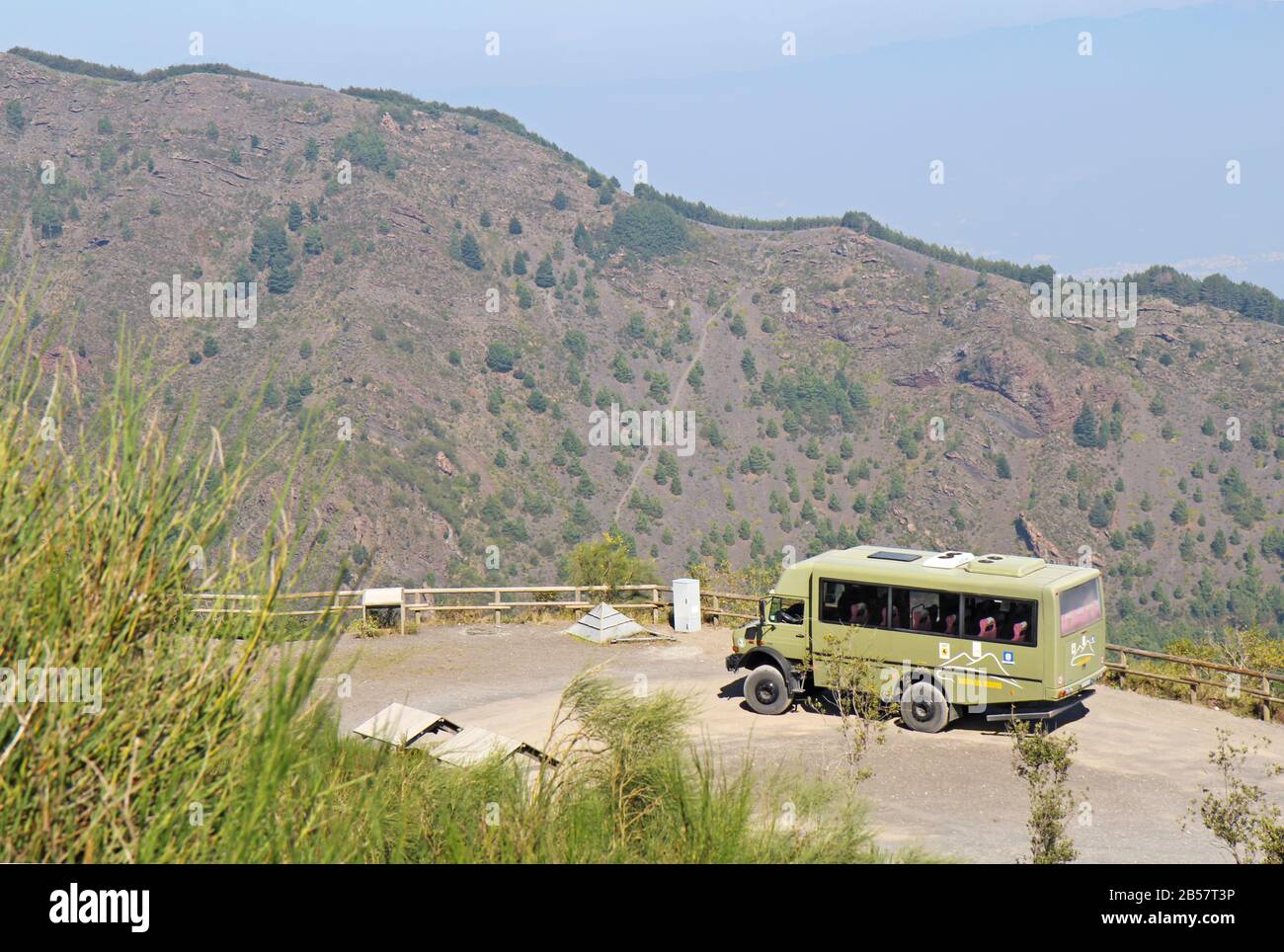 Bus der Busvia del Vesuvio Touren, die am Fuß des Wanderwegs geparkt sind, um zum Gipfel des Schlackenkegels des Vulkans zu wandern. Stockfoto