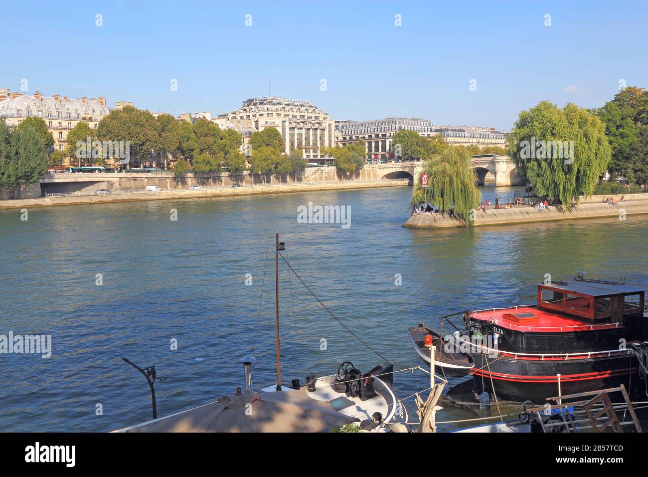 Lastkähne und Hausboote in der Nähe von Pont Neuf und der Ile de la Cite am linken Ufer der seine. Viele dieser Boote sind beliebte Touristenvermietungen. Stockfoto