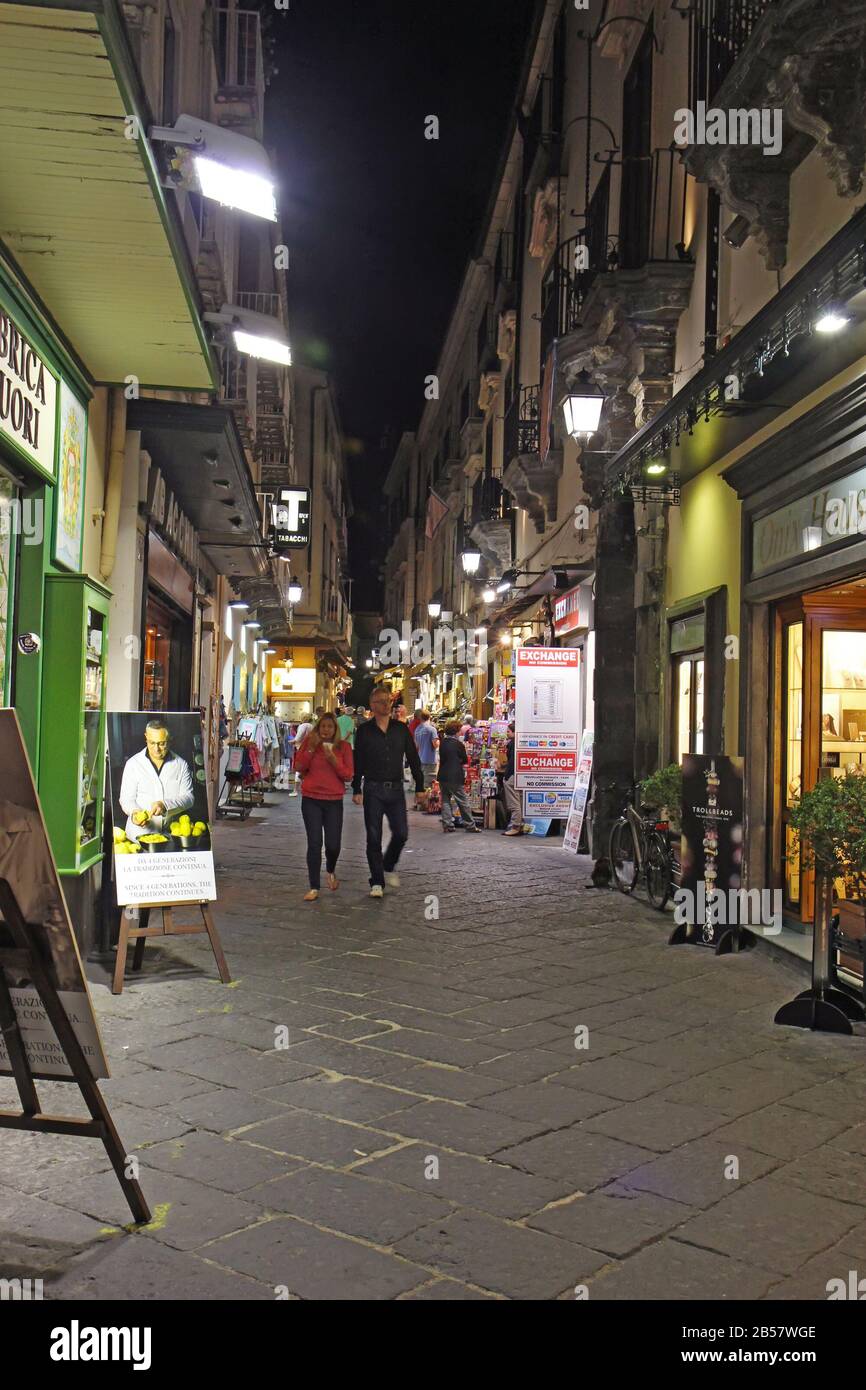 Touristen auf Der Via San Cesareo im Stadtzentrum von Sorrento, Italien nachts. Diese Fußgängerzone ist ein beliebtes Ziel. Stockfoto