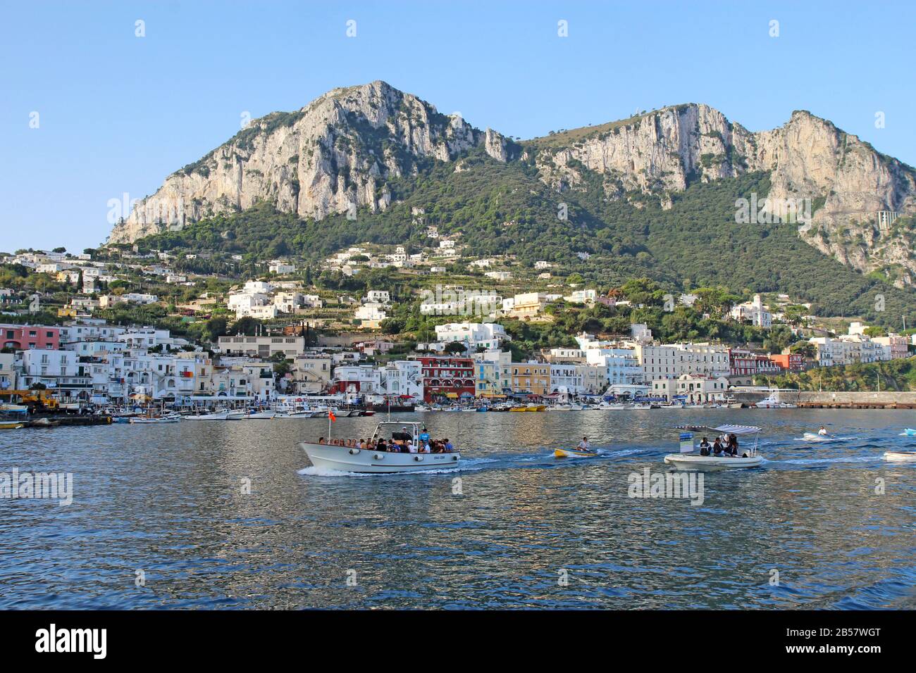 Ausflugsboote, die Marina Grande auf der Insel Capri verlassen. Diese ersten Touren am Morgen sorgen für den Transport der Bootsleute. Stockfoto