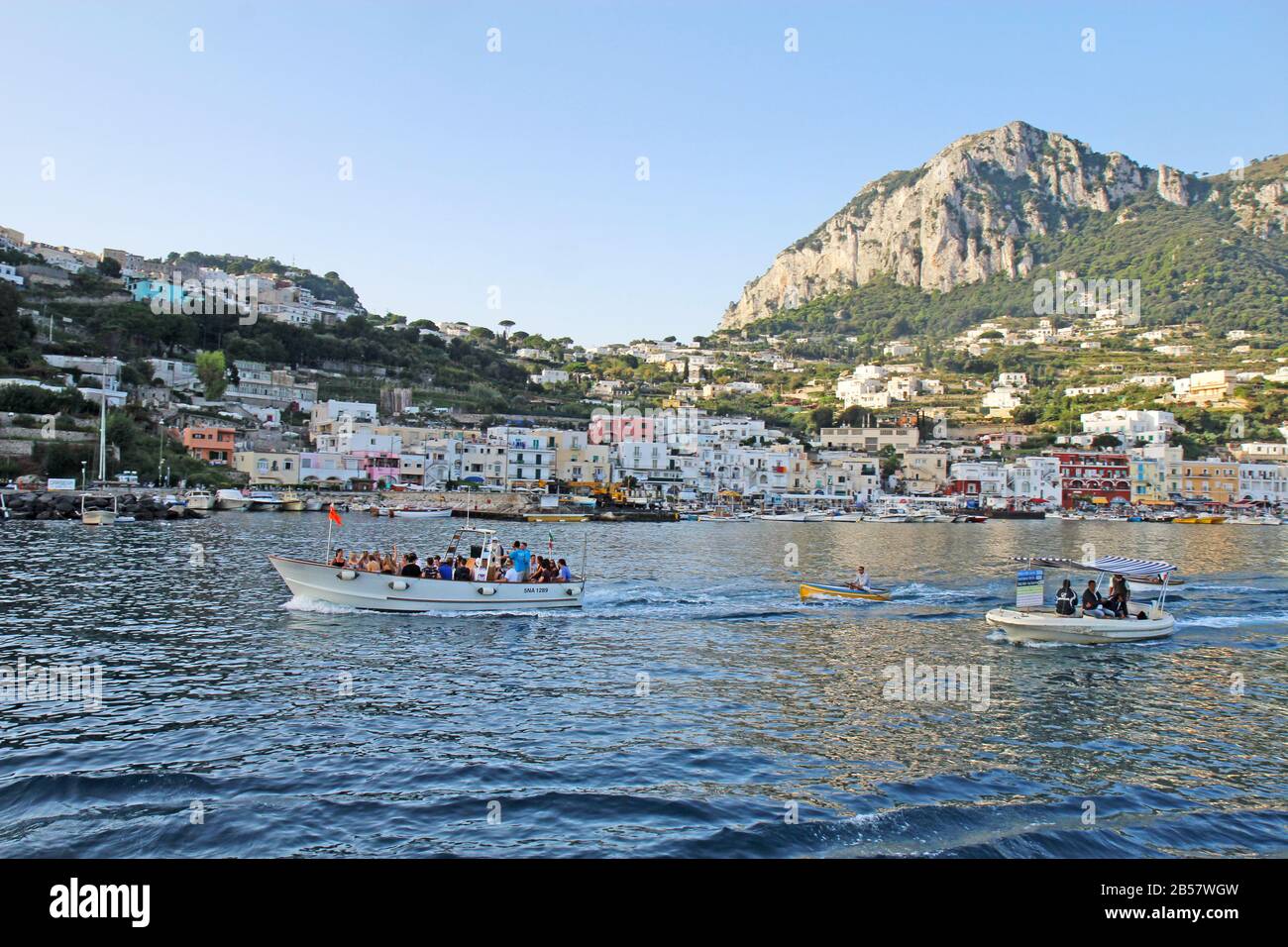 Ausflugsboote, die Marina Grande auf der Insel Capri verlassen. Diese ersten Touren am Morgen sorgen für den Transport der Bootsleute. Stockfoto