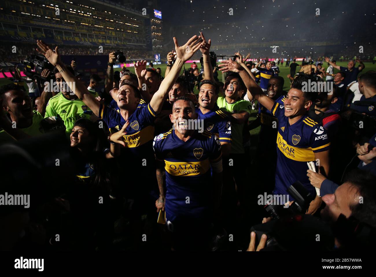 Buenos Aires, Argentinien - 07. März 2020: Team Boca Juniors feiert den Gewinn des Turniers der superliga 2020 in der Bombonera in Buenos Aires, Stockfoto