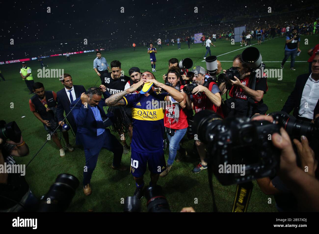 Buenos Aires, Argentinien - 07. März 2020: Carlos Tevez feiert den Gewinn des Turniers der superliga 2020 in der Bombonera in Buenos Aires, Arge Stockfoto