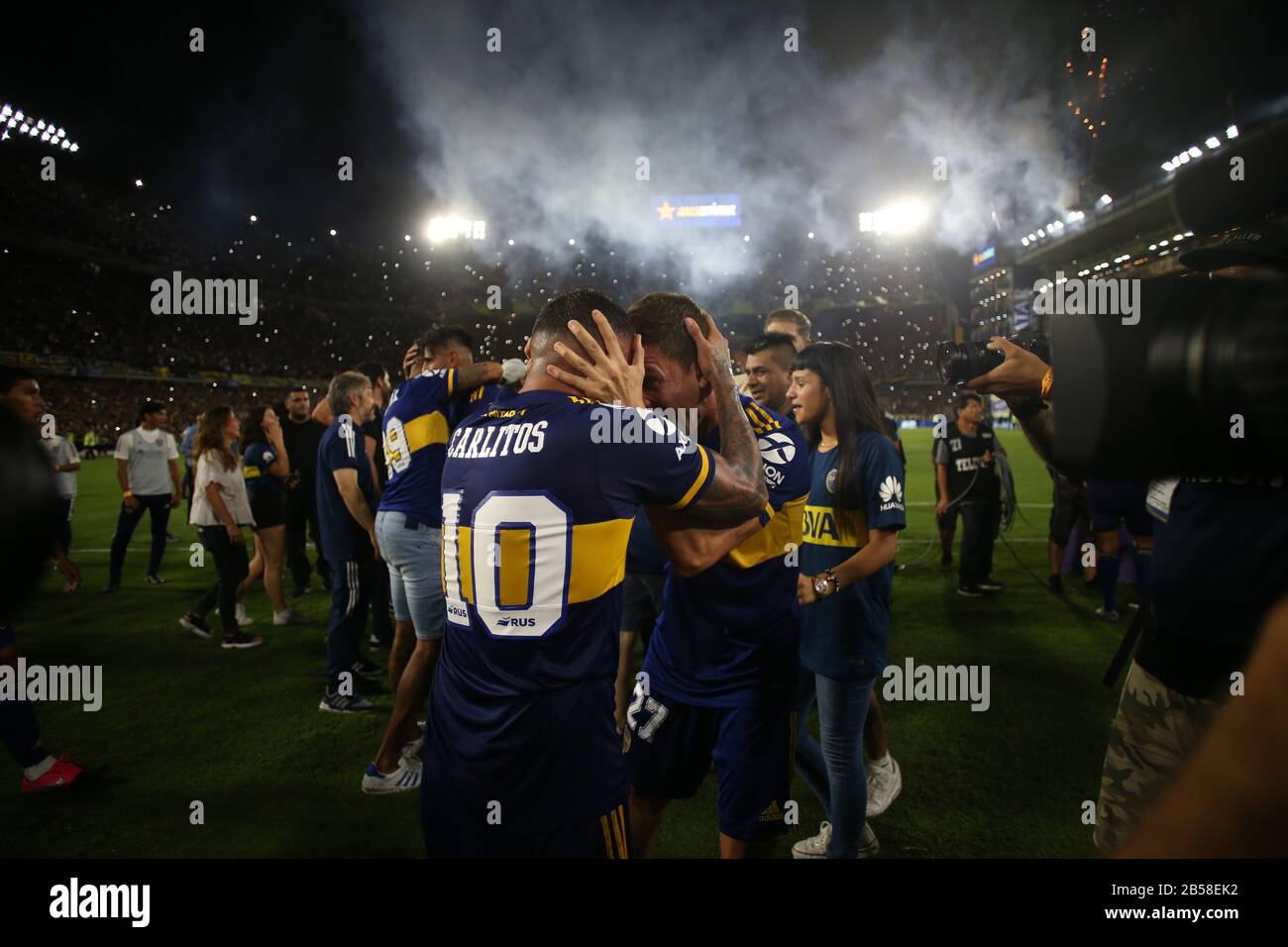 Buenos Aires, Argentinien - 07. März 2020: Carlo Tevez und Franco Soldano halten sich beim Sieg für die Uperliga 2020 in der Bombonera in B Stockfoto