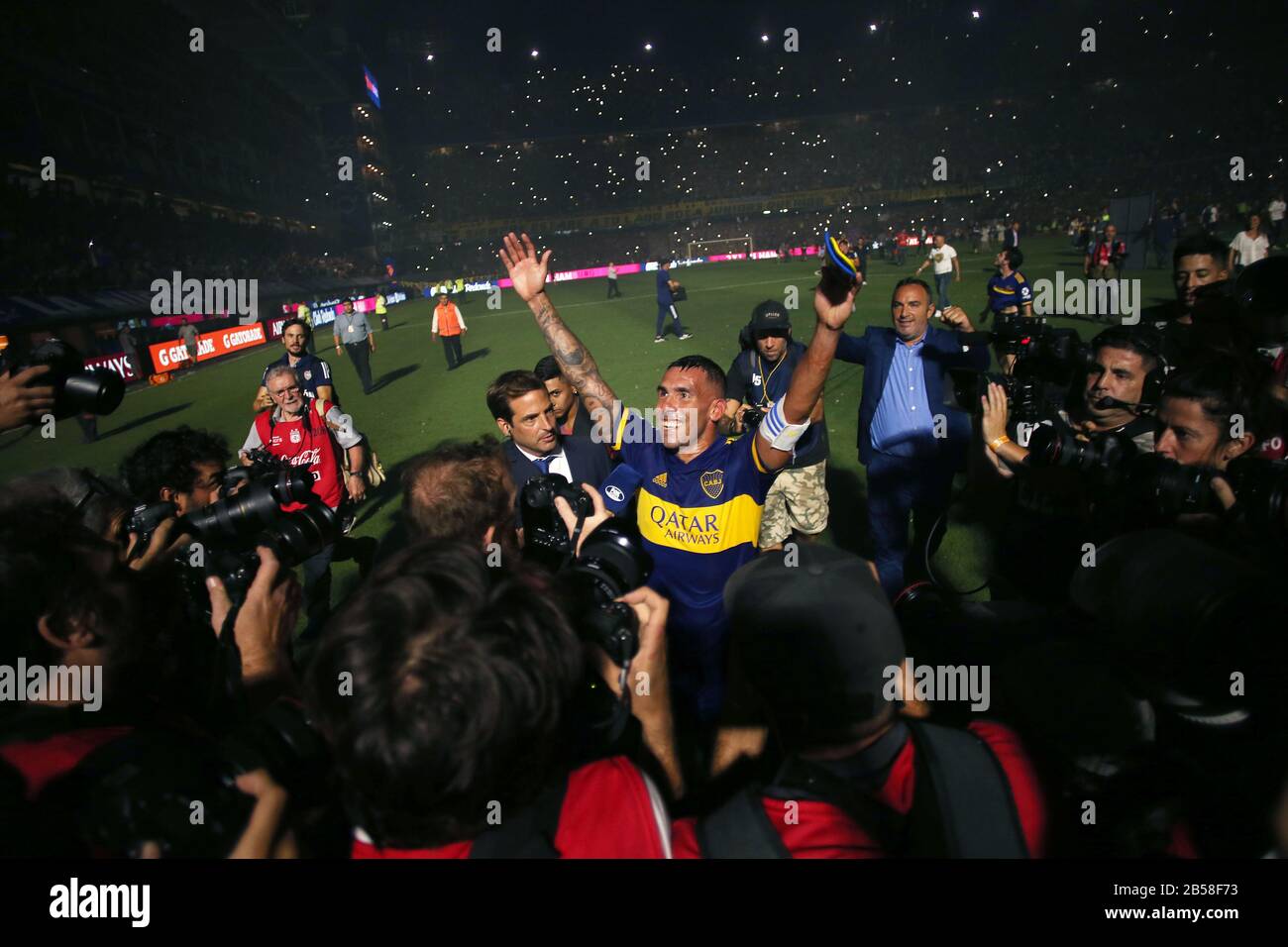 Buenos Aires, Argentinien - 07. März 2020: Carlos Tevez feiert den Gewinn des Turniers der superliga 2020 in der Bombonera in Buenos Aires, Arge Stockfoto